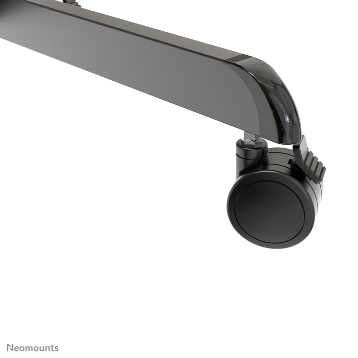 Neomounts NS-M1250 czarny to mobilny mebel na ekrany płaskie do 70 cali (178 cm). W zestawie półka na laptopa - czarny