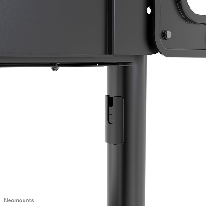 Neomounts NS-M1250 czarny to mobilny mebel na ekrany płaskie do 70 cali (178 cm). W zestawie półka na laptopa - czarny