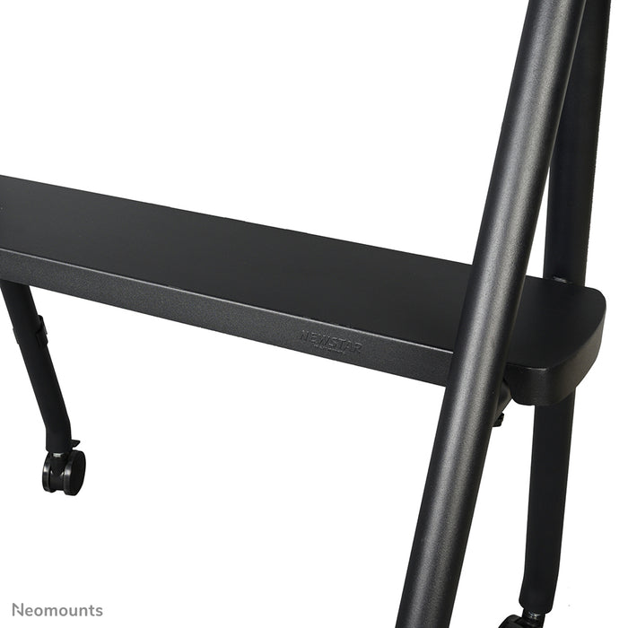 Neomounts NS-M1500 czarny to mobilny mebel na ekrany płaskie do 65 cali (165 cm). W zestawie półka na laptopa - czarny